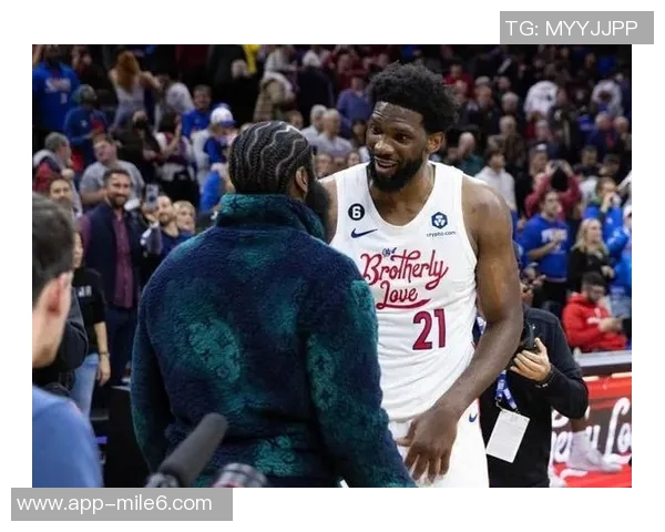 恩比德虽坐板凳却见证队友逆转精彩时刻贡献25分7篮板5助攻致敬登哥