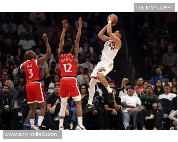 布克半场展现得分能力9投4中贡献14分2板5助表现抢眼